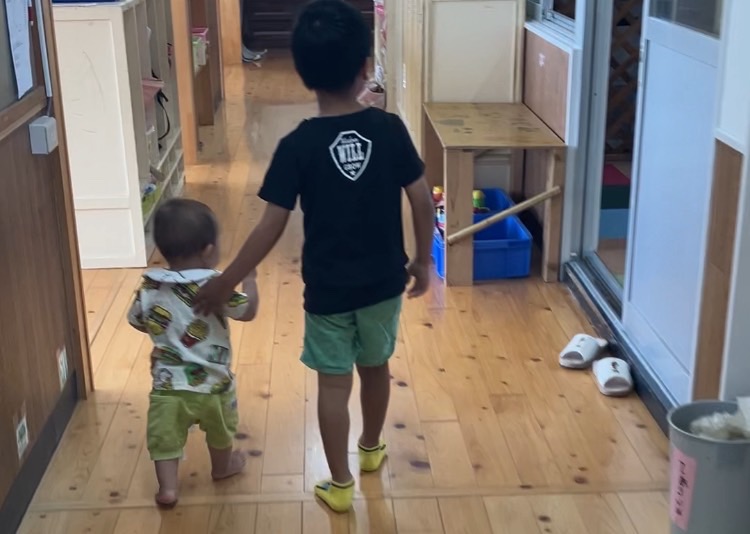 0歳児を連れて歩く5歳児