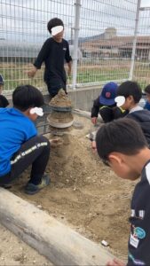 砂場で遊ぶ子どもたち