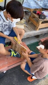 ヤスリがけをする子ども
