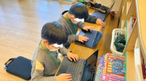 クロムブックをする子どもたち