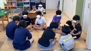 集まる子ども