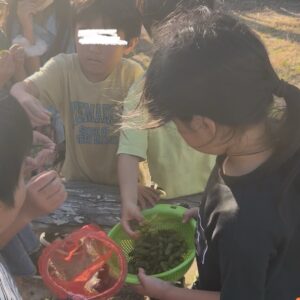 枝豆に群がる子どもたち