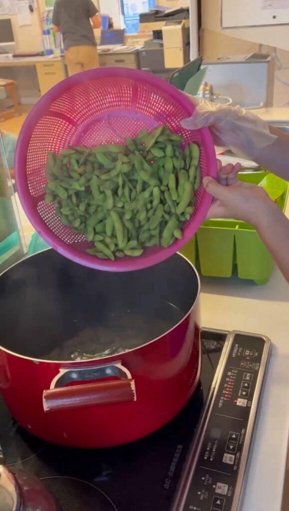 枝豆を茹でる瞬間