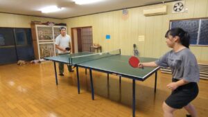 お客さんと卓球対決